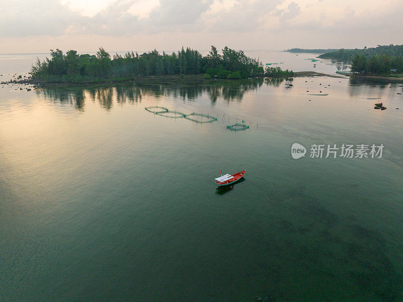 无边无际的大海景观在黎明的Thom海滩，富国岛，Kien Giang省